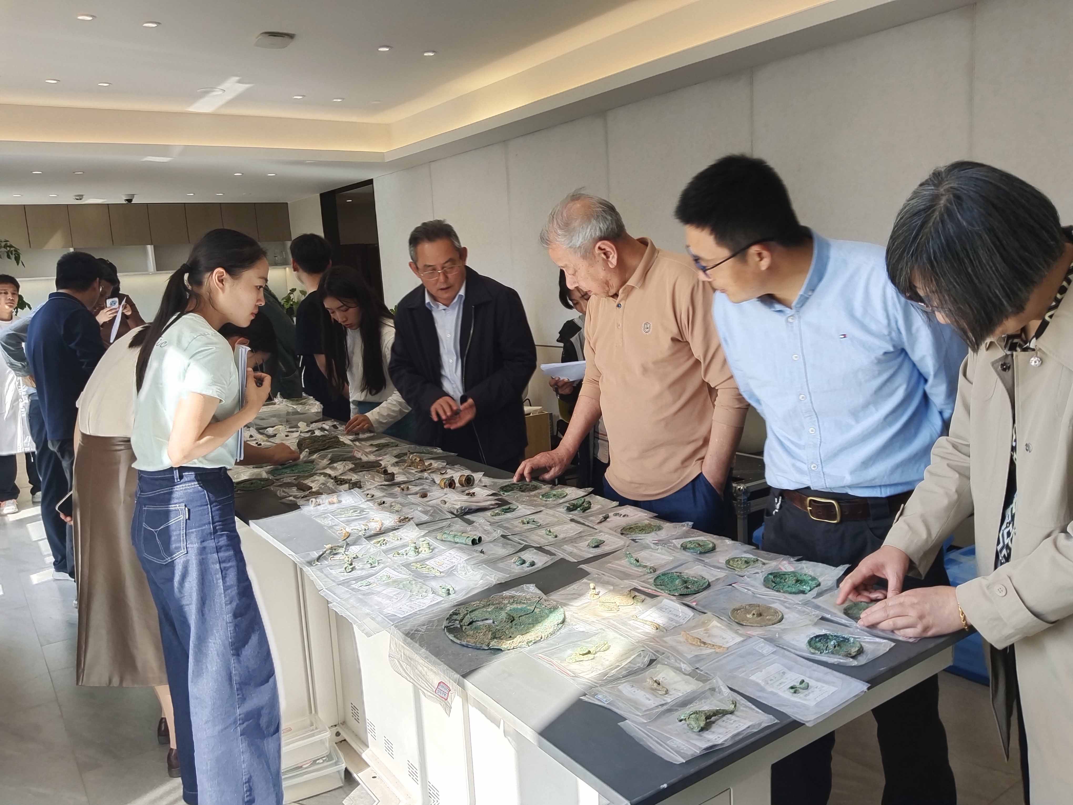 金属器文物鉴定现场 (2)